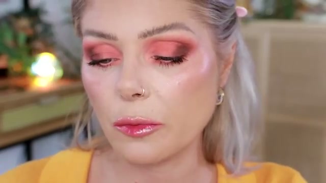 @angelicanyqvist reviewing ColourPop Creme Gel Liner at 25:31 in a YouTube Shorts video