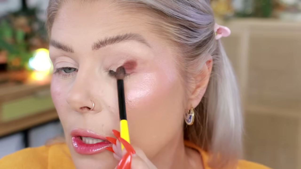 @angelicanyqvist reviewing ColourPop Peach Jelly Palette at 24:13 in a YouTube Shorts video