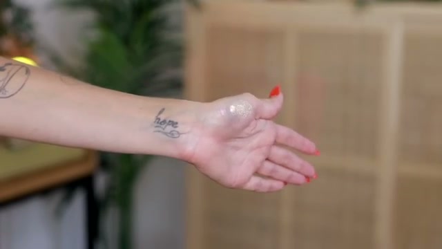 @angelicanyqvist reviewing Karla Cosmetics Single Shadow at 26:44 in a YouTube Shorts video
