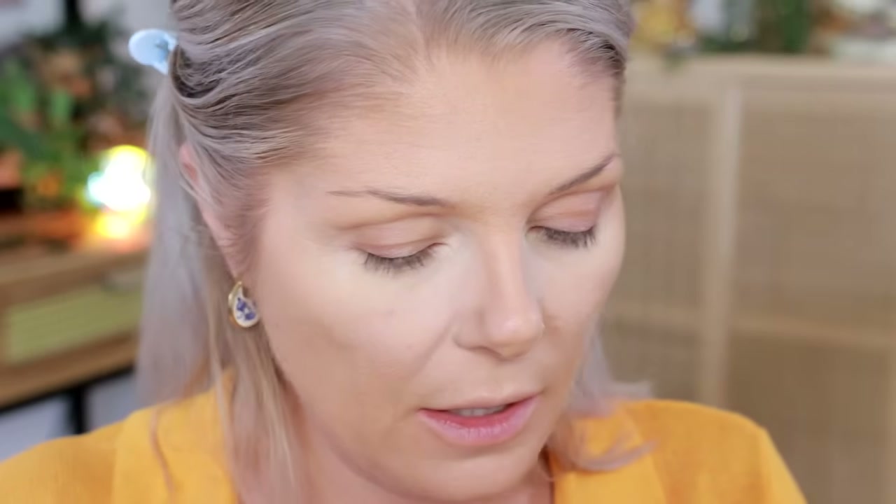 @angelicanyqvist reviewing Makeup Revolution Bronze Icon Palette at 11:44 in a YouTube Shorts video