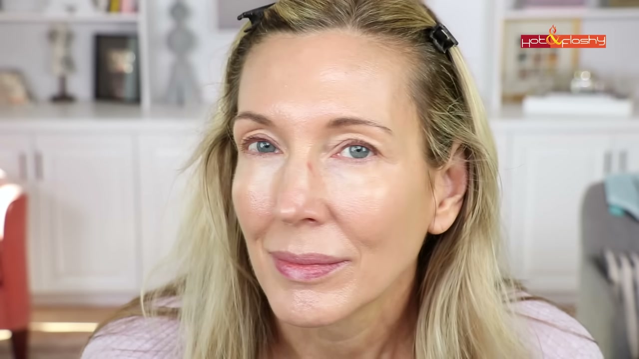 @angiehotandflashy reviewing Alastin Hydratint Sunscreen SPF 36 at 17:19 in a YouTube Shorts video