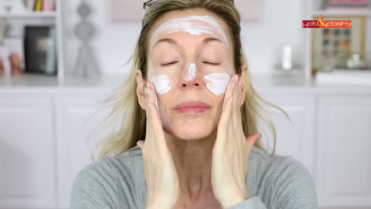 @angiehotandflashy reviewing innisfree Color Correcting Sunscreen SPF 45 at 06:14 in a YouTube Shorts video