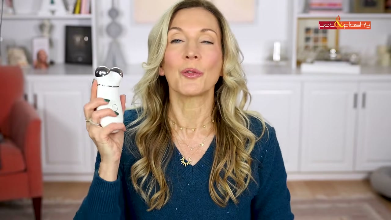 @angiehotandflashy reviewing NuFACE MINI+ Starter Kit at 21:12 in a YouTube Shorts video