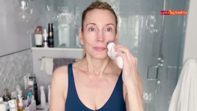 @angiehotandflashy reviewing NuFACE Trinity+ at 22:02 in a YouTube Shorts video