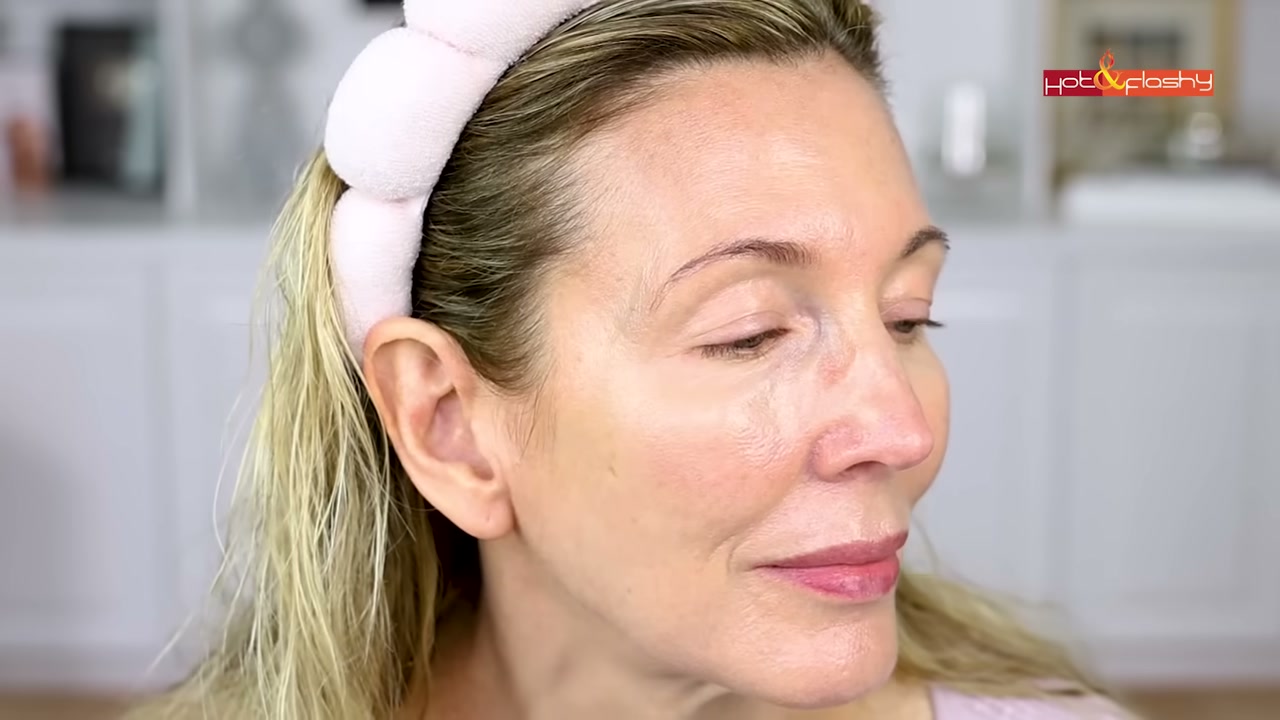 @angiehotandflashy reviewing Supergoop! Mineral Glow Screen SPF 40 at 25:19 in a YouTube Shorts video