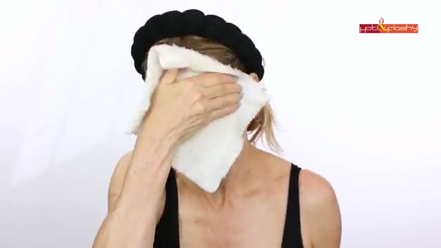 @angiehotandflashy reviewing Wonder Cloth Wonder Cloth at 12:35 in a YouTube Shorts video