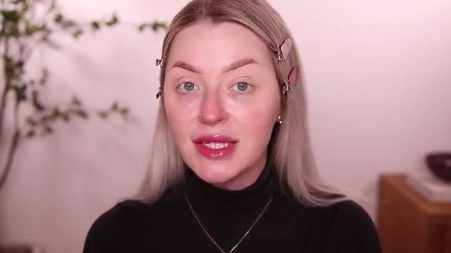 @babsbeauty reviewing Huda Beauty Easy Bake Intense Parfum at 01:59 in a YouTube Shorts video
