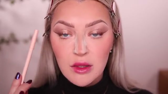 @babsbeauty reviewing MAKE UP FOR EVER Eyeliner Aqua Resist Color Pencil at 25:09 in a YouTube Shorts video