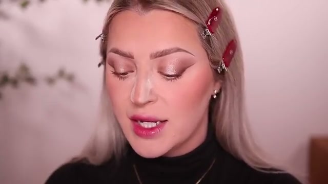 @babsbeauty reviewing MAKEUP BY MARIO F4 Dual-Ended Foundation and Face Brush at 26:25 in a YouTube Shorts video