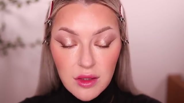 @babsbeauty reviewing Maxines Revenge Concealer at 22:32 in a YouTube Shorts video
