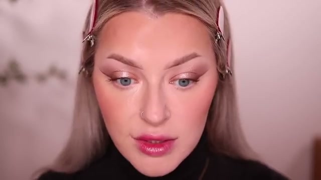 @babsbeauty reviewing Morphe Loose Powder Quad BRIGHT BALANCE at 24:41 in a YouTube Shorts video
