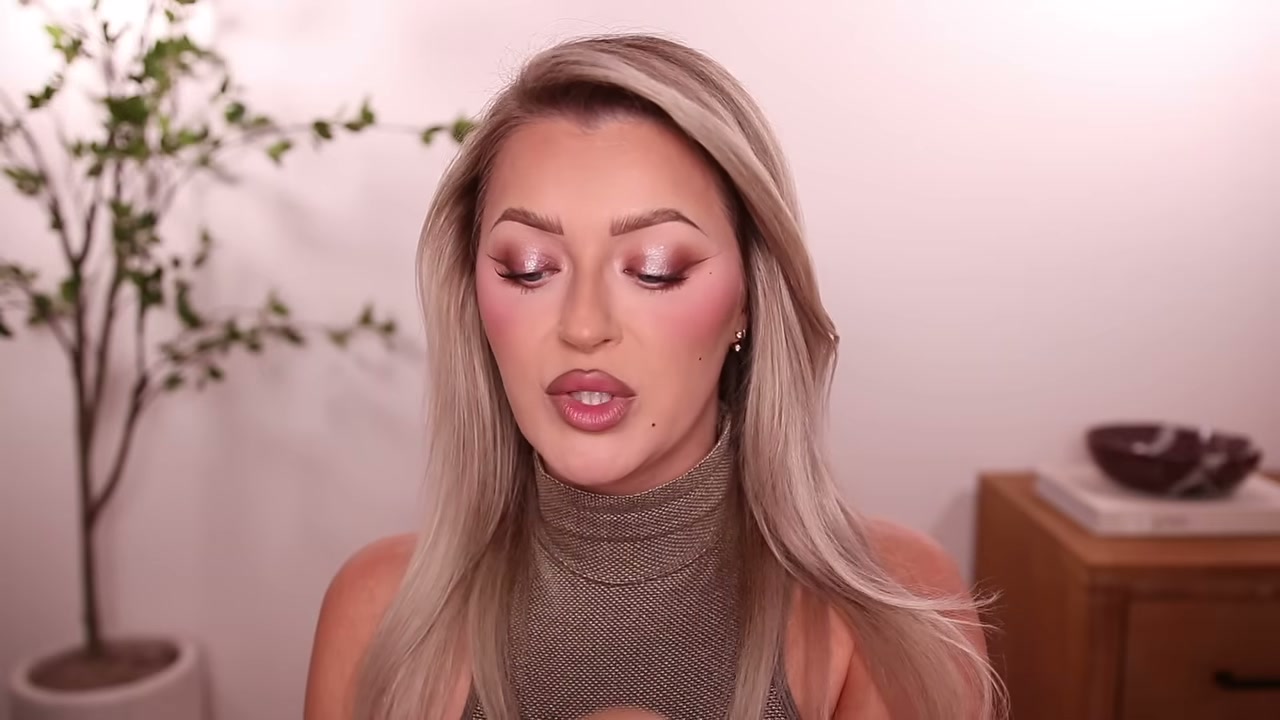 @babsbeauty reviewing Morphe Loose Powder Quad at 10:40 in a YouTube Shorts video