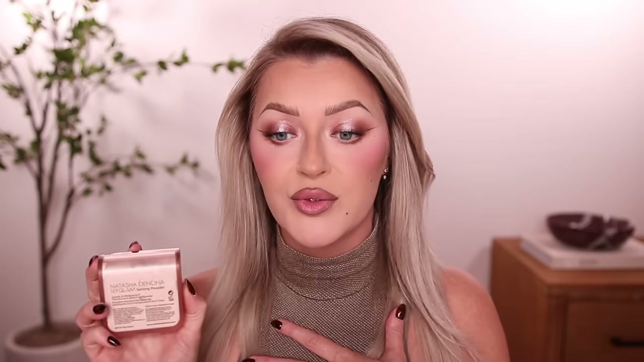 @babsbeauty reviewing Natasha Denona HY-GLAM Setting Powder at 09:03 in a YouTube Shorts video