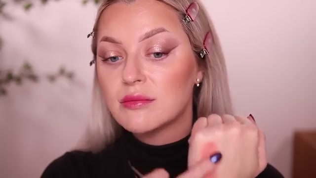 @babsbeauty reviewing No Makeup Makeup Blush PEACH at 19:49 in a YouTube Shorts video