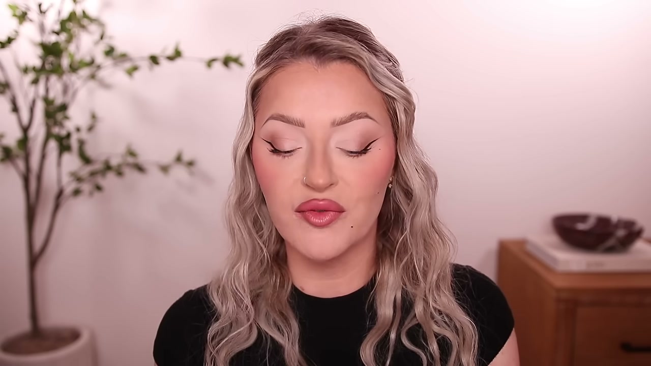 @babsbeauty reviewing TOM FORD BEAUTY Architecture Soft Matte Blush at 08:58 in a YouTube Shorts video