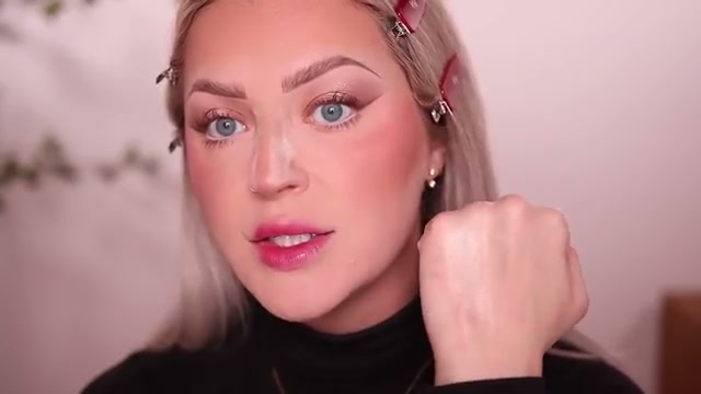 @babsbeauty reviewing TOM FORD BEAUTY Highlighter at 30:49 in a YouTube Shorts video