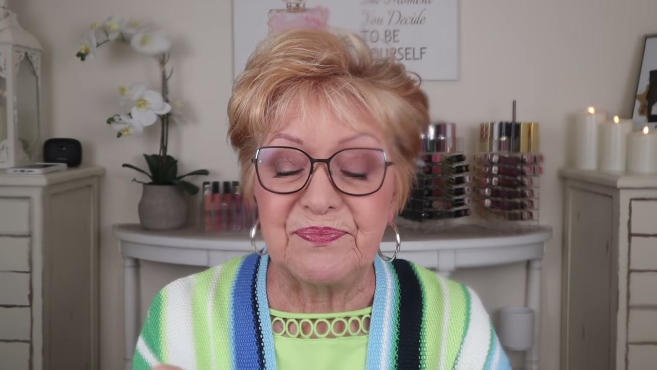 @beautyover70withlea reviewing Wet n Wild Big Poppa Mascara at 08:50 in a YouTube Shorts video