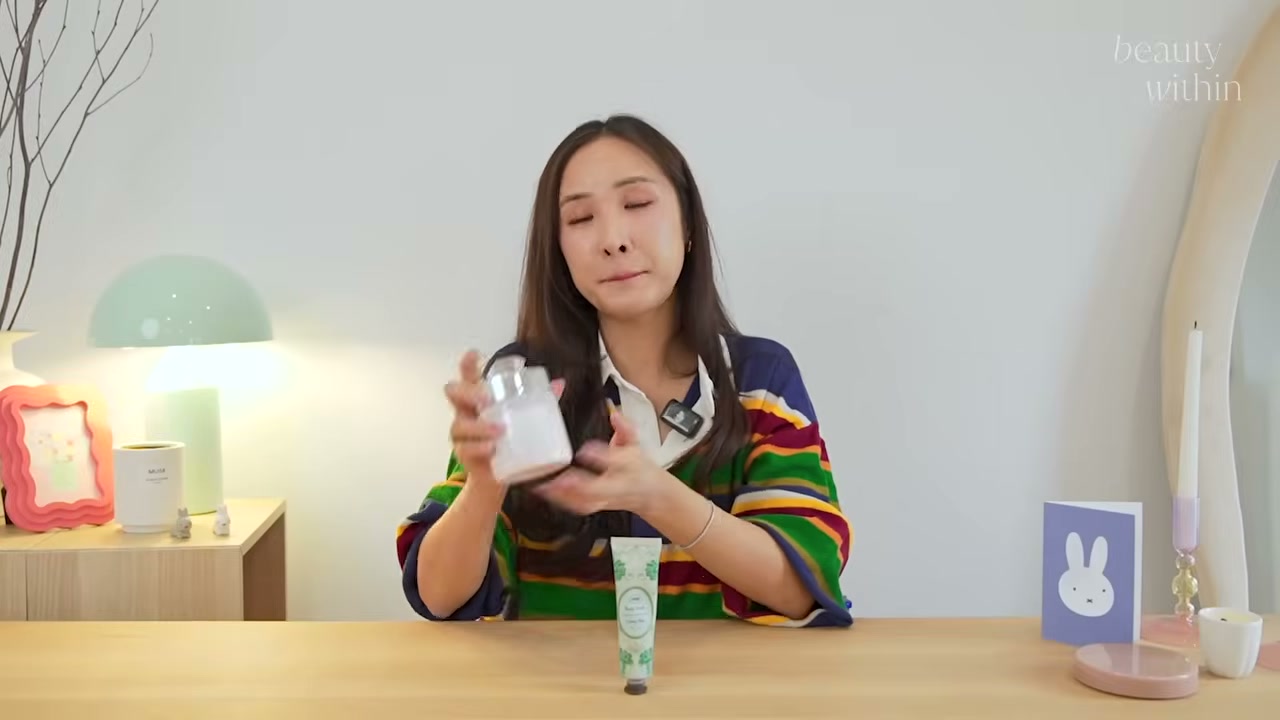 @beautywithin reviewing Jill Stuart Deep Head Cleanse White Floral at 18:16 in a YouTube Shorts video