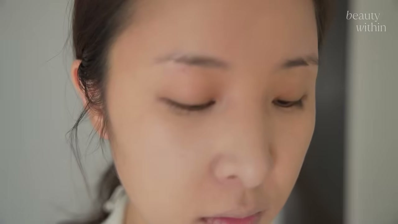 @beautywithin reviewing Kose Decorte Face Powder at 05:01 in a YouTube Shorts video