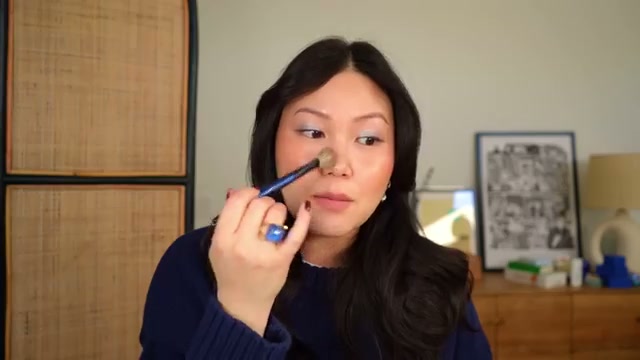 @bekah_sun reviewing Huda Beauty Easy Bake Duo Loose Powder at 09:56 in a YouTube Shorts video