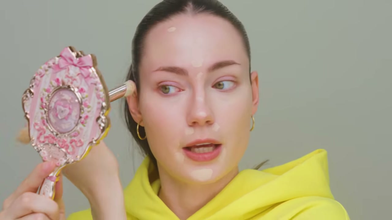 @benkobeauty reviewing Estée Lauder Double Wear Concealer at 03:29 in a YouTube Shorts video