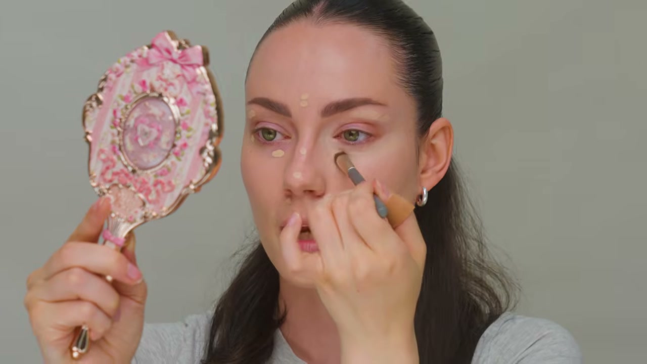 @benkobeauty reviewing Estée Lauder Double Wear Stay-in-Place 24-Hour Concealer at 06:07 in a YouTube Shorts video