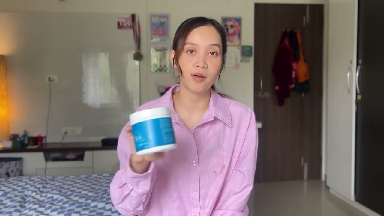 @celine_tengam reviewing Parachute 100% Pure Coconut Oil at 07:09 in a YouTube Shorts video