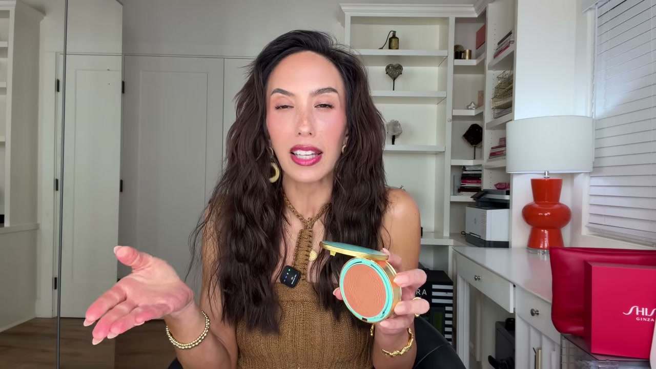 @cherylburke reviewing Gucci Sun-Kissed Glow Powder Bronzer at 19:10 in a YouTube Shorts video