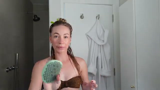 @chloeswiftstylist reviewing Manta Anti-Breakage Hairbrush at 09:14 in a YouTube Shorts video