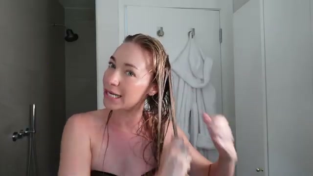 @chloeswiftstylist reviewing Philip Kingsley Elasticizer at 09:49 in a YouTube Shorts video