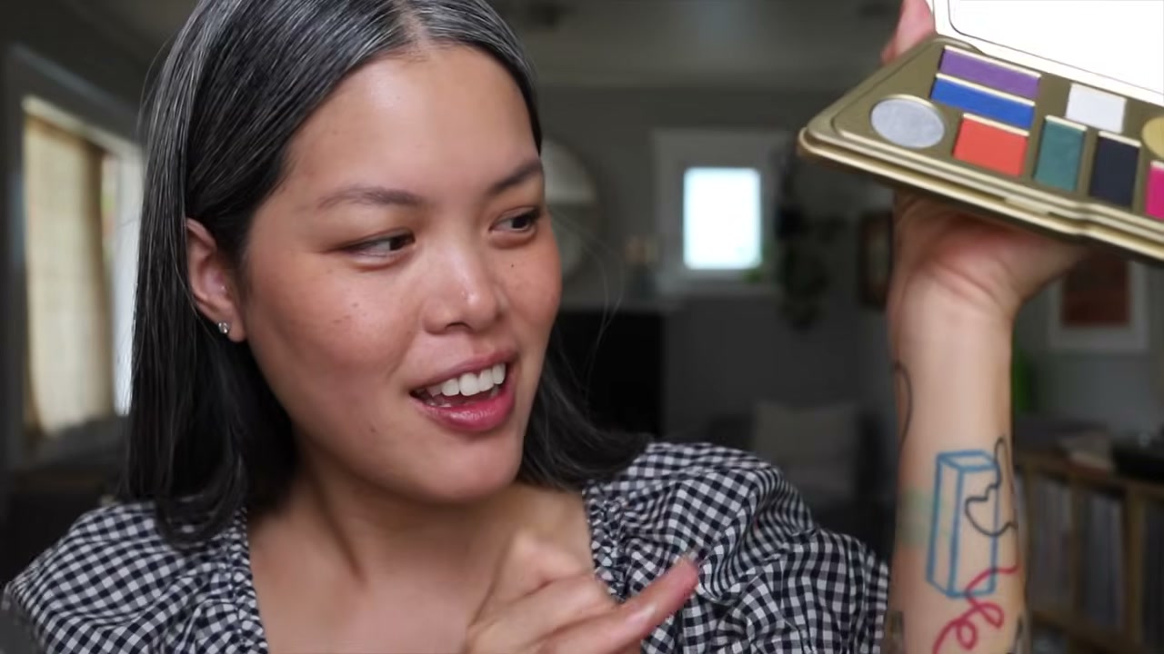 @chrissstttiiine reviewing Aura Mírame Eyeshadow Palette at 11:20 in a YouTube Shorts video