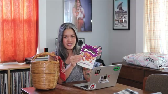 @chrissstttiiine reviewing Wa-Chaa Sichuan Barbecue Peanuts at 18:19 in a YouTube Shorts video