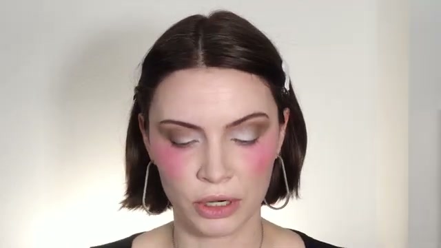 @clairekookoo reviewing Blend Bunny Rotten Palette at 17:24 in a YouTube Shorts video