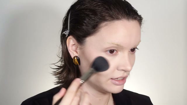 @clairekookoo reviewing MAC Cosmetics Colourstruck Blush at 10:01 in a YouTube Shorts video