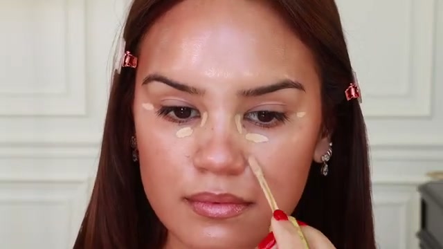 @daceycash reviewing Kosas Revealer Super Creamy + Brightening Concealer and Daytime Eye Cream at 09:39 in a YouTube Shorts video