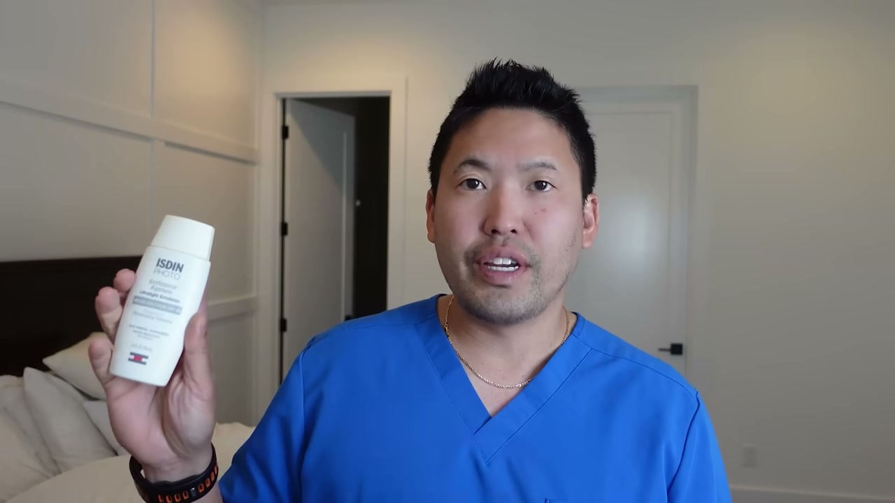 @danielsugaimd reviewing ISDIN Eryfotona Actinica Ultralight Emulsion at 05:17 in a YouTube Shorts video