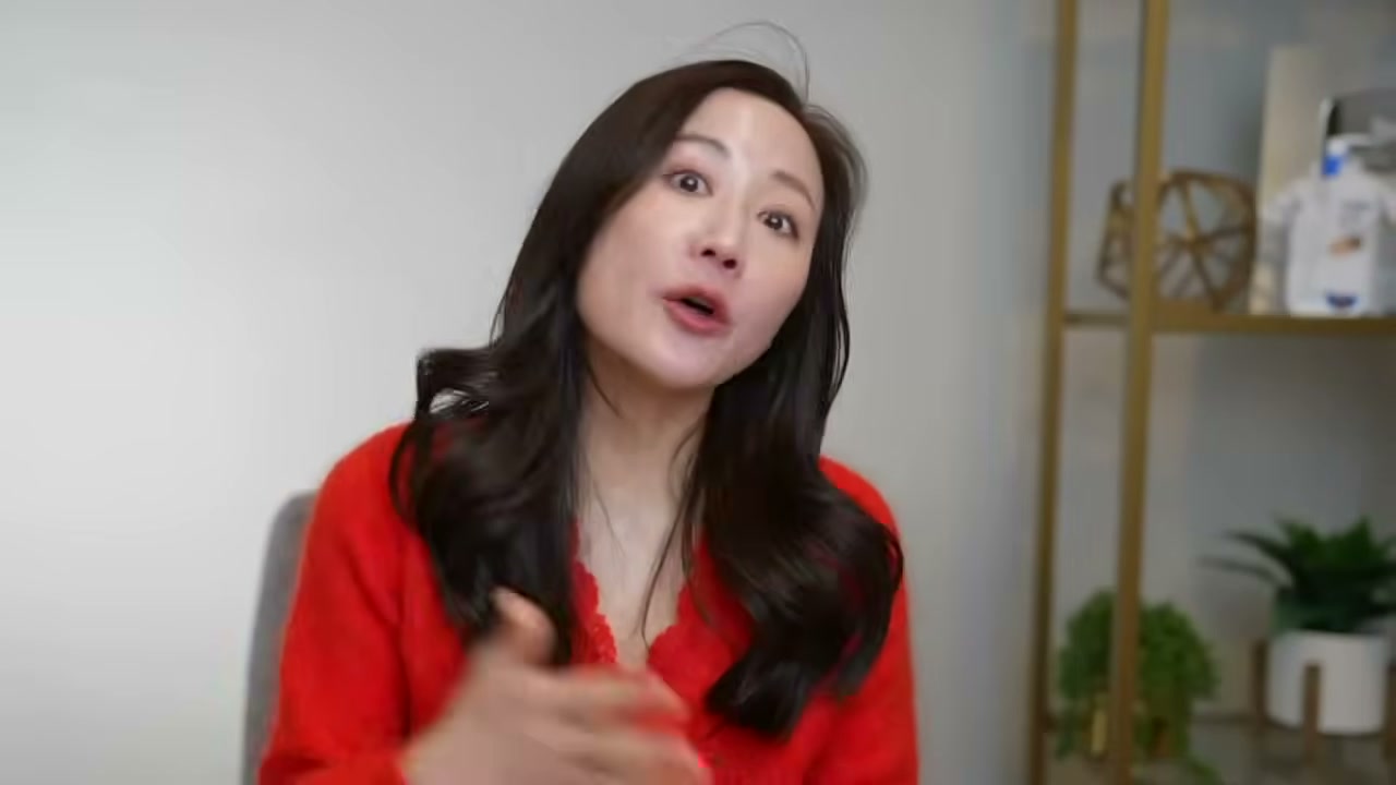 @dr.jennyliu reviewing L'Oreal Paris Elvive Hyaluron Plump Moisture Replumping Hair Serum at 16:29 in a YouTube Shorts video