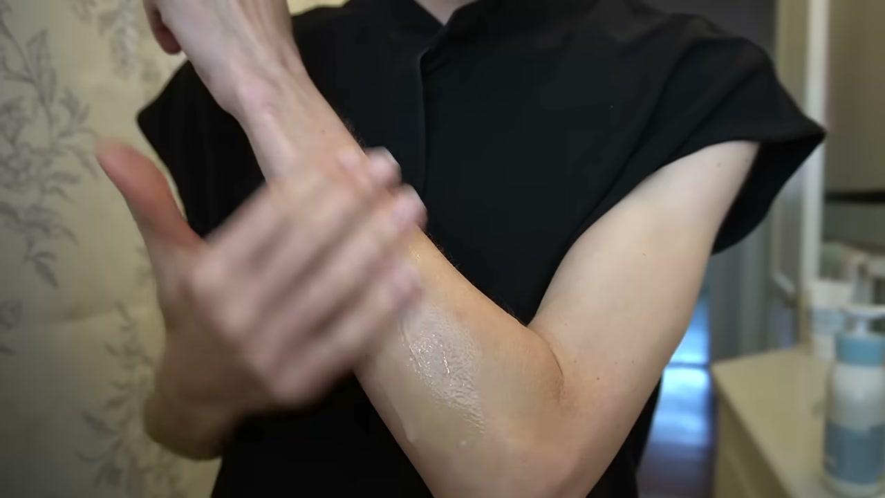 @drdrayzday reviewing Illiyoon Ato Ceramide Milky Toner at 18:28 in a YouTube Shorts video