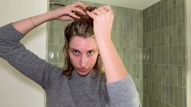 @drsamellis reviewing T3 Aire 360 Ceramic Dual Voltage Air Styler at 09:32 in a YouTube Shorts video