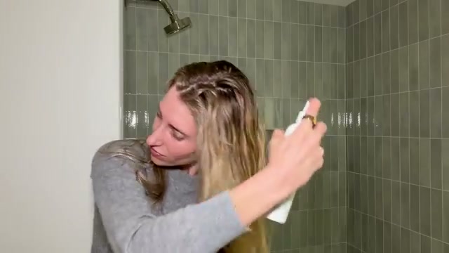 @drsamellis reviewing UNITE Hair 7SECONDS Detangler at 11:27 in a YouTube Shorts video