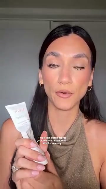 @drugstoremaven reviewing Avène Cicalfate+ Restorative Protective Cream at 01:59 in a YouTube Shorts video