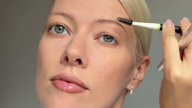 @elenarachitskaya reviewing Benefit Cosmetics Mighty Fine Waterproof Brow Pen at 08:59 in a YouTube Shorts video