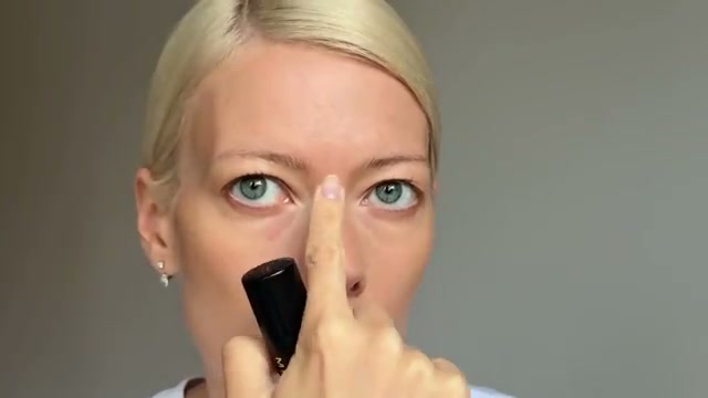 @elenarachitskaya reviewing Clinique Blended Face Powder at 07:04 in a YouTube Shorts video