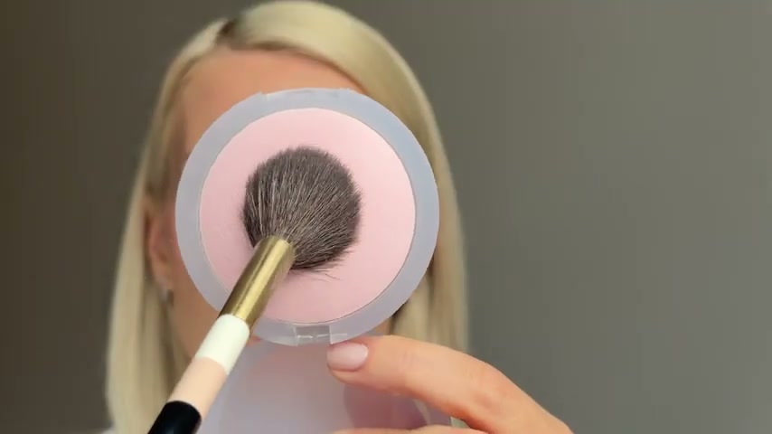 @elenarachitskaya reviewing Kosas Cloud Set Setting Powder at 04:27 in a YouTube Shorts video