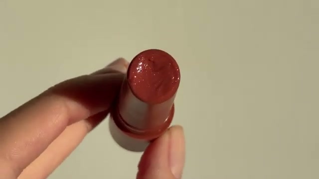 @elenarachitskaya reviewing MAKEUP BY MARIO Moisture Glow Plumping Lip Serum at 07:20 in a YouTube Shorts video