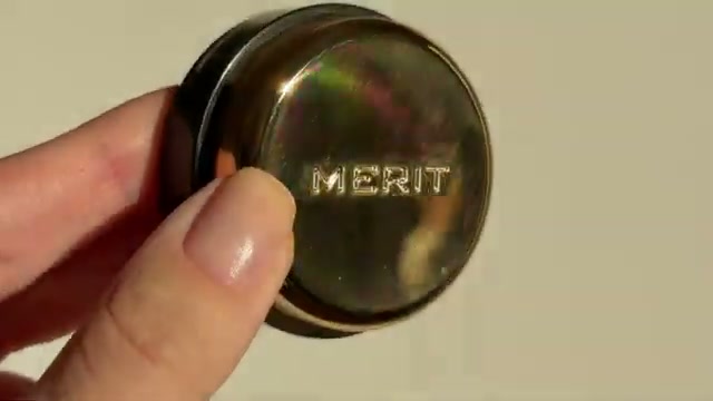 @elenarachitskaya reviewing Merit Solo Shadow Cream Eyeshadow at 05:09 in a YouTube Shorts video