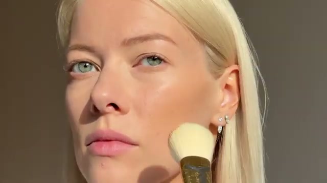 @elenarachitskaya reviewing NARS Light Reflecting Foundation at 02:55 in a YouTube Shorts video