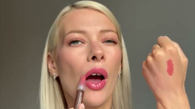 @elenarachitskaya reviewing tarte Maracuja Juicy Lip Plump at 06:52 in a YouTube Shorts video