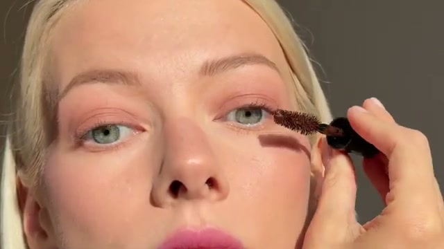 @elenarachitskaya reviewing YSL Beauty Lash Clash Extreme Volume Mascara at 05:59 in a YouTube Shorts video