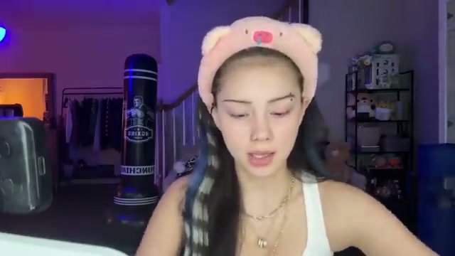@elm0zwrldyt reviewing Charlotte Tilbury Concealer at 04:39 in a YouTube Shorts video